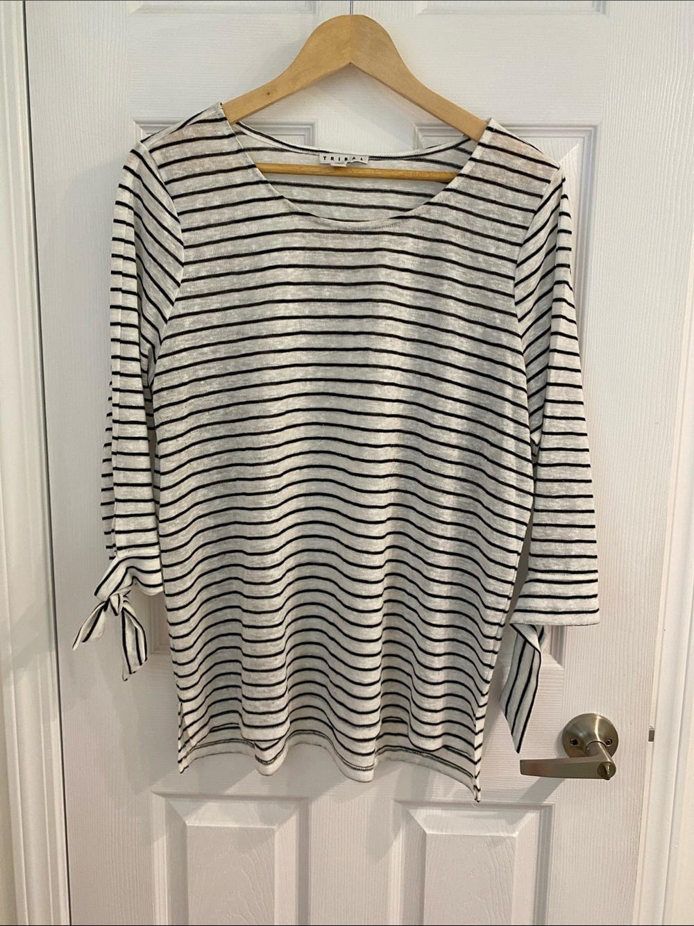 Women’s Tribal black and white striped lightweight sweater w bow detail size XL